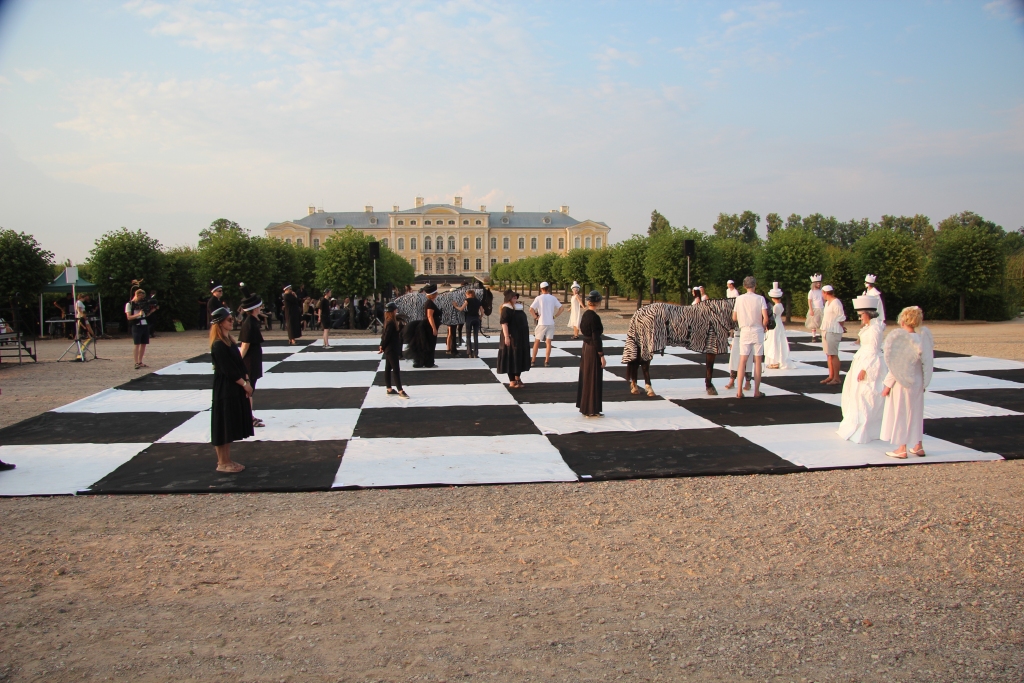 FOTO: Dzīvā šaha spēle Rundāles pils dārzā