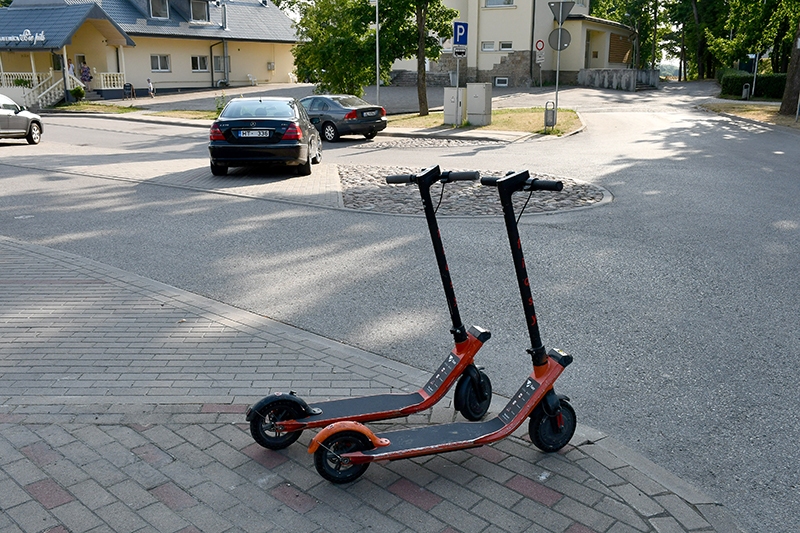 Bauskā jaunums – nomāšanai pieejami elektroskrejriteņi