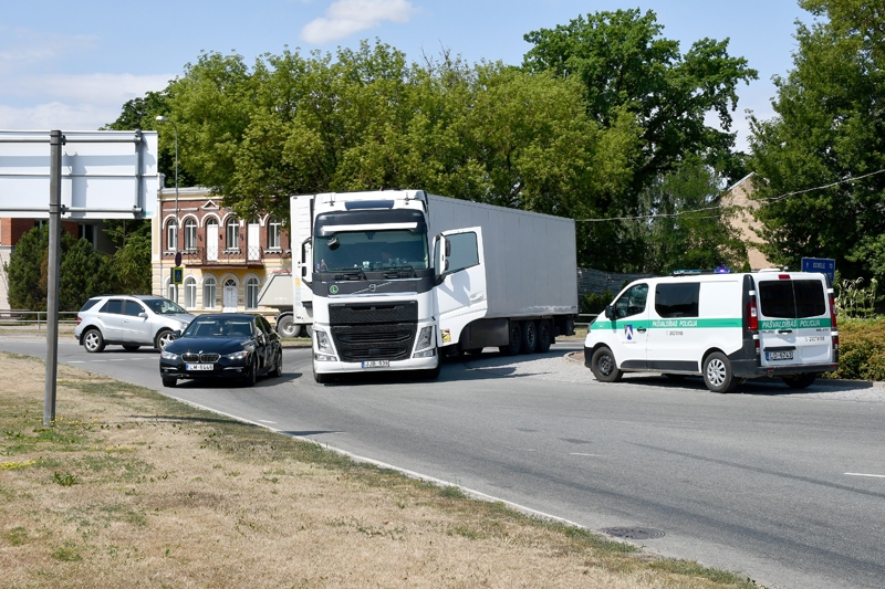 Saduras automobiļi apļveida krustojumā Bauskā