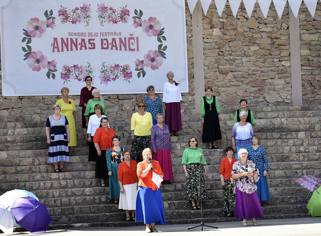 FOTO: Festivāls "Annas danči" Bauskā pulcē senioru deju kopas no dažādām Latvijas vietām