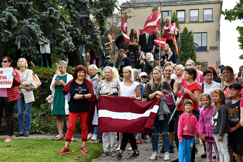 Piketētāji un atbalstītāji Bauskā uzstājas pret «tautas dalīšanu», pret bērnu vakcināciju, par izvēles iespējām