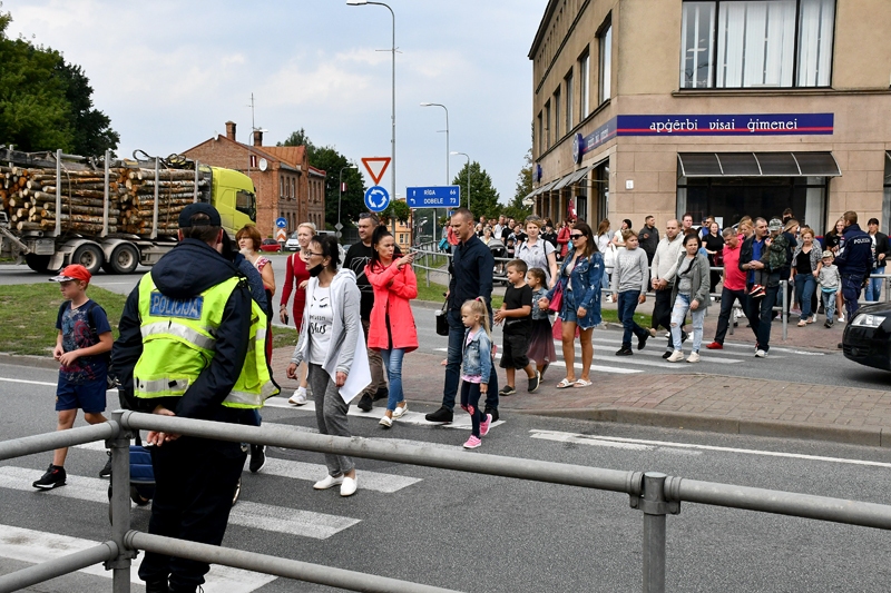 Pēc piketa pret piespiedu vakcināciju Bauskā vairākas personas traucē satiksmi; sākti deviņi administratīvo pārkāpumu procesi