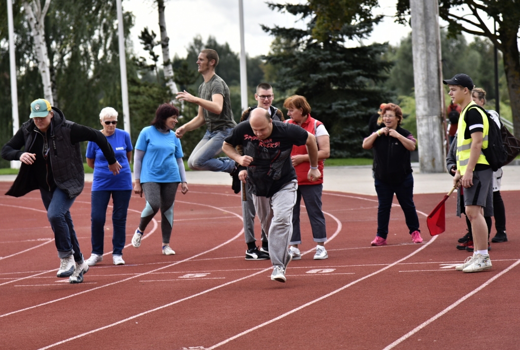 FOTO: Bauskā sarīko vasaras sporta spēles cilvēkiem ar invaliditāti