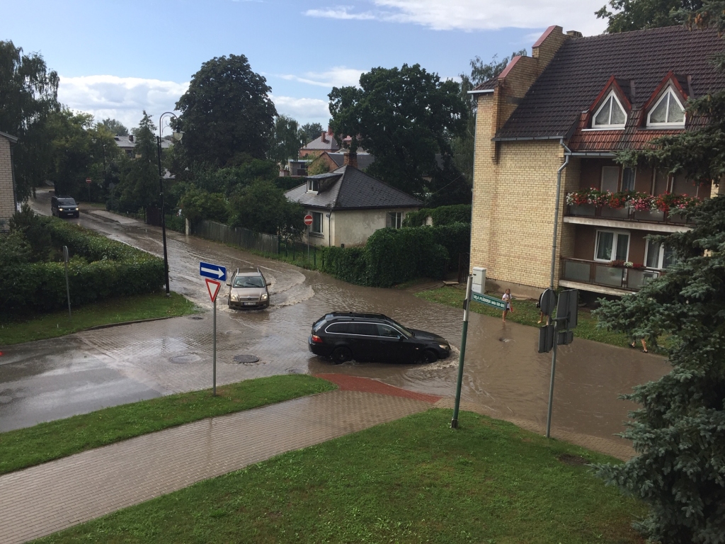 Meteorologi brīdina par stiprām lietusgāzēm naktī