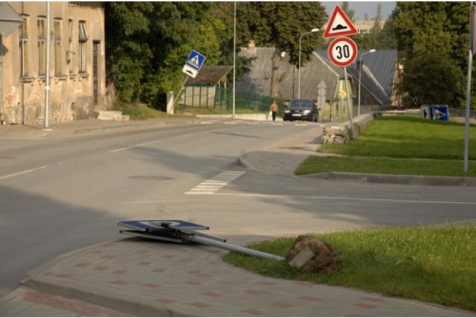 Autovadītāja Bauskā nolauž ceļa zīmi