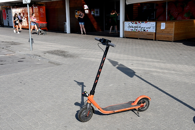 Jaunietis Bauskā elektroskrejriteni vada reibumā