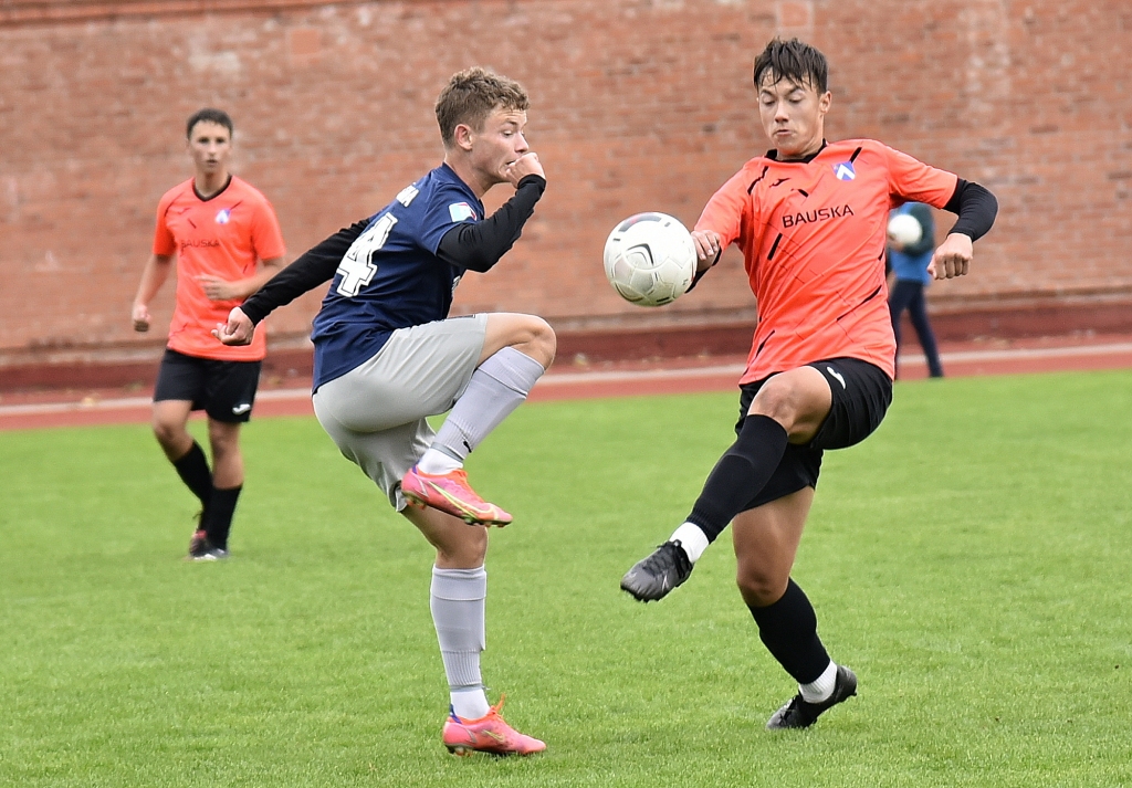 FOTO: Bauskā viesojas spēcīgas futbola komandas