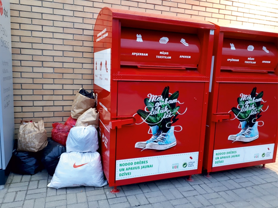 Lietoto tekstilu baušķenieki nodod aktīvi, konteineri pilni