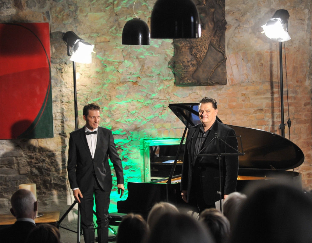 FOTO: Koncertsezonu Mazajā Mežotnes pilī noslēdz Aleksandrs Antoņenko un Reinis Zariņš