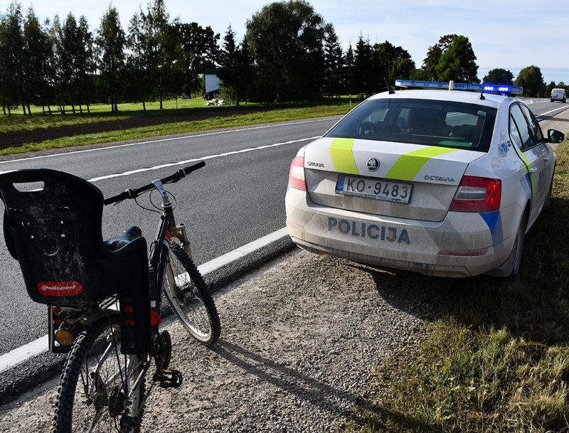 Zemgalē nedēļas nogalē aizturēti deviņi iereibuši autovadītāji; vīrietis Mežotnes pagastā velosipēdu stūrē 2,38 promiļu reibumā