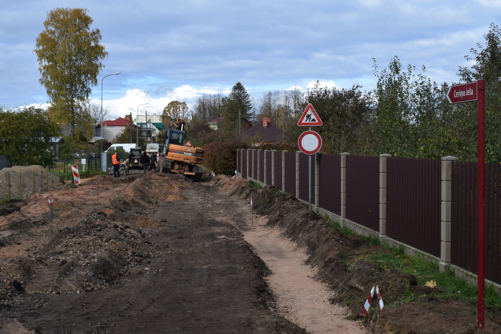 FOTO: Vecumniekos pārbūvē Ceriņu ielu