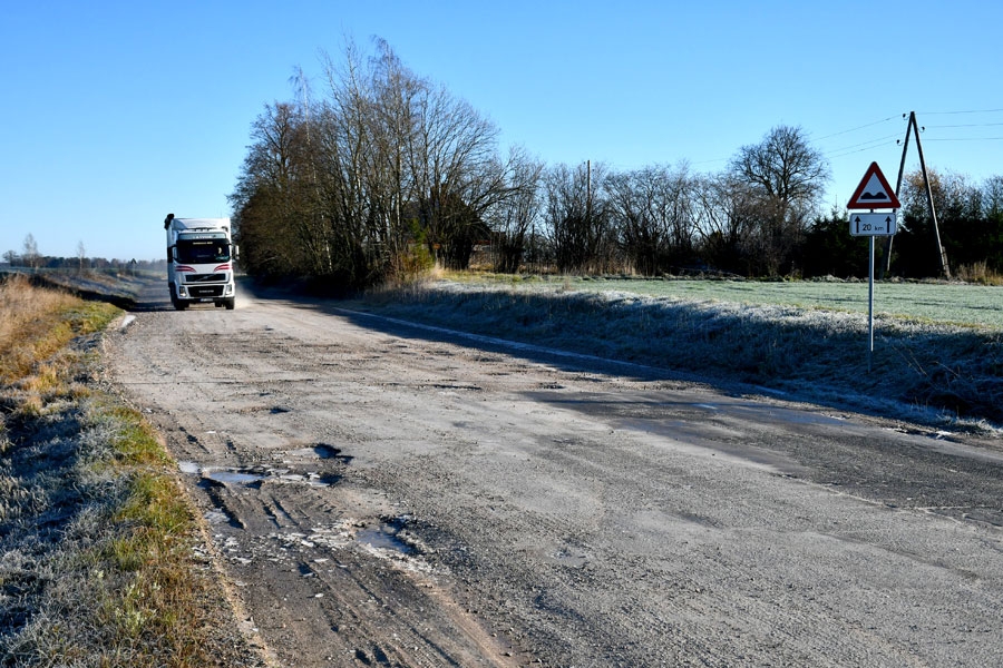 Atjaunos reģionālo autoceļu posmus