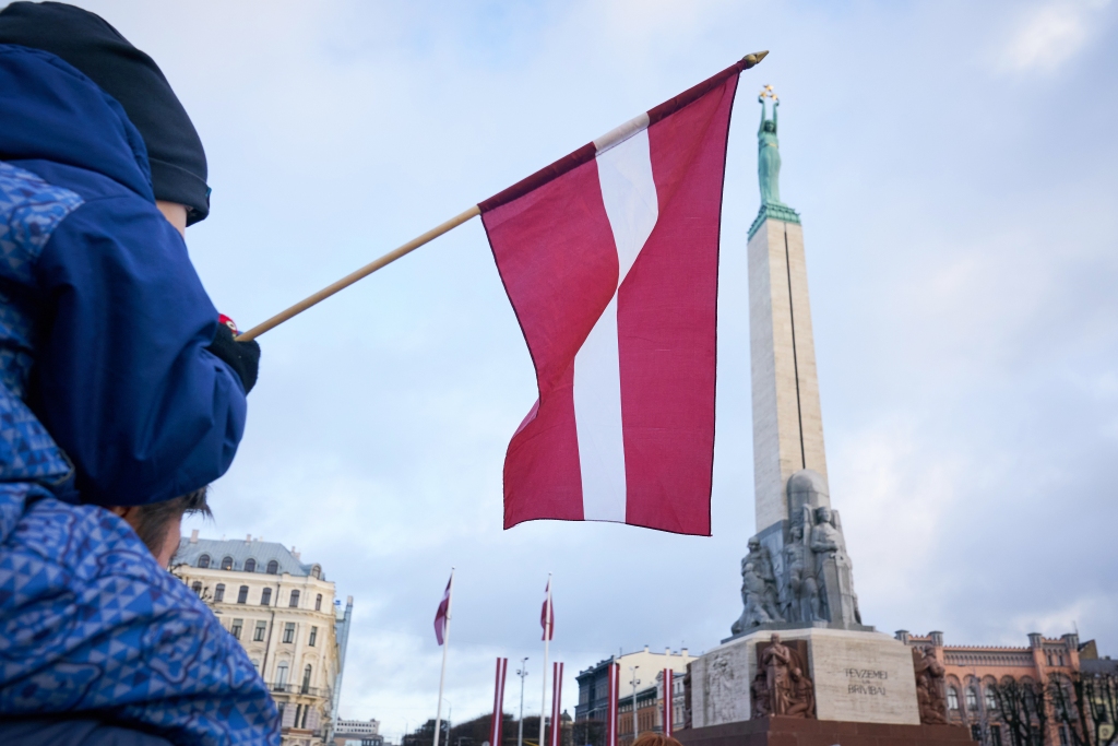 FOTO: ziedu nolikšana pie Brīvības pieminekļa Rīgā 18.novembrī