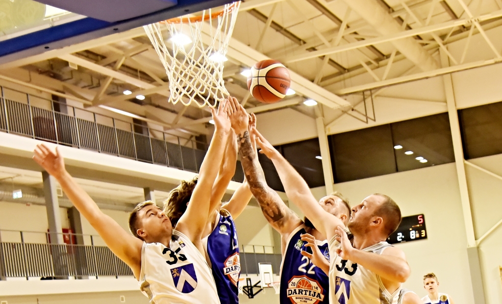 FOTO: Kaimiņu pilsētu – Bauskas un Iecavas – basketbola komandu derbijā uzvar iecavnieki