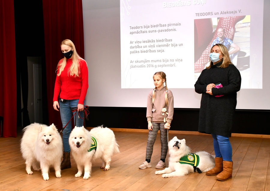 Suņi – fotoizstādes varoņi un cilvēku pavadoņi