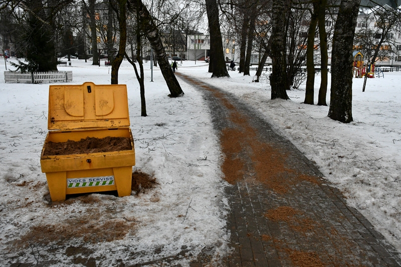 Ielas un ietves Bauskā atkala pārvērš slidotavā