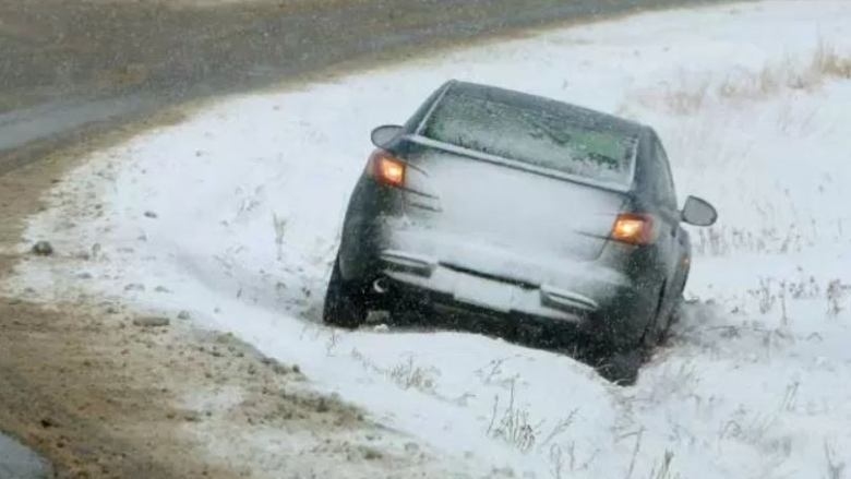 Grāvī ieslīd un apgāžas automašīna Kurmenes pagastā; cietis pasažieris