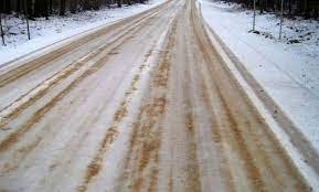 Visā Latvijā apledojuma un sniegotu autoceļu dēļ apgrūtināti braukšanas apstākļi