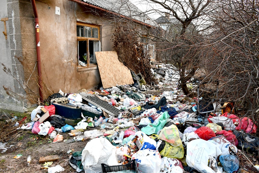 Īsts žurku midzenis jau gadiem pašā Bauskas centrā