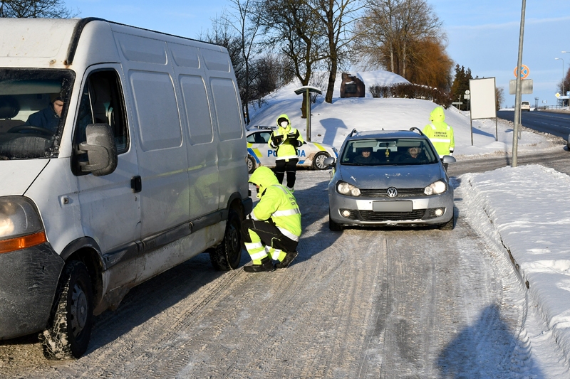Reidā Bauskā kontrolē riepu stāvokli; vairākiem auto anulē tehnisko apskati