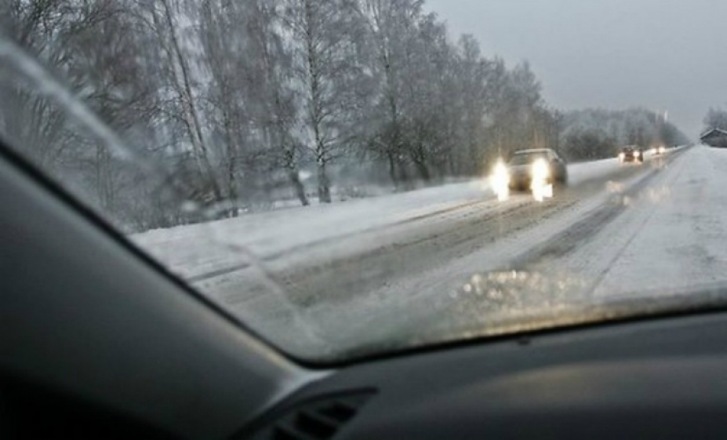 Lielākajā daļā Latvijas teritorijas sniegs un apledojums apgrūtina braukšanu; Bauskas apkārtnē apgrūtinājumu neesot